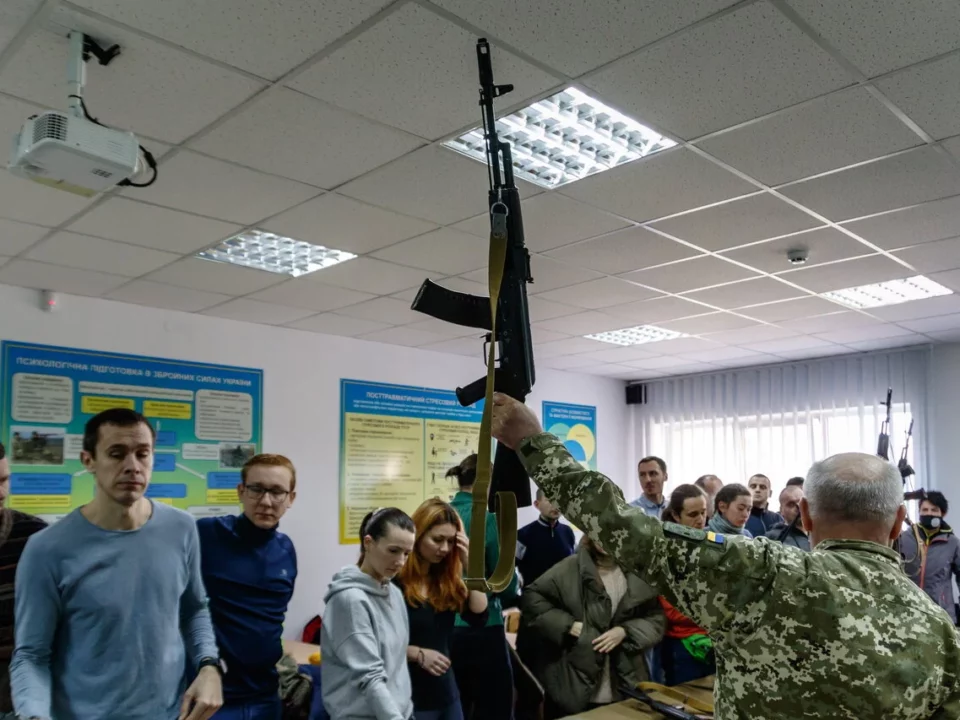 Ukraine volaunteers arm military