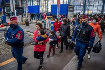 اللاجئون الأوكرانيون في محطة سكة حديد نيوجاتي في بودابست 2