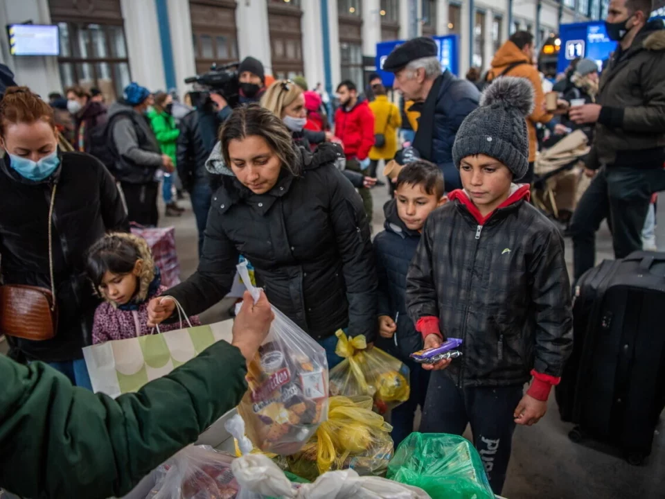 बुडापेस्टो में न्यागती रेलवे स्टेशन पर यूक्रेनी शरणार्थी