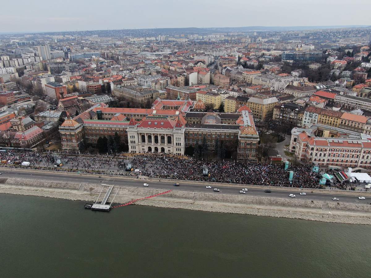 United opposition marks national holiday at Danube embankment