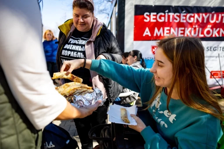 Volunteers help Ukraine refugees in Beregsurány 2