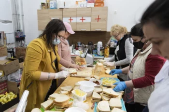 I volontari aiutano i rifugiati ucraini a Beregsurány