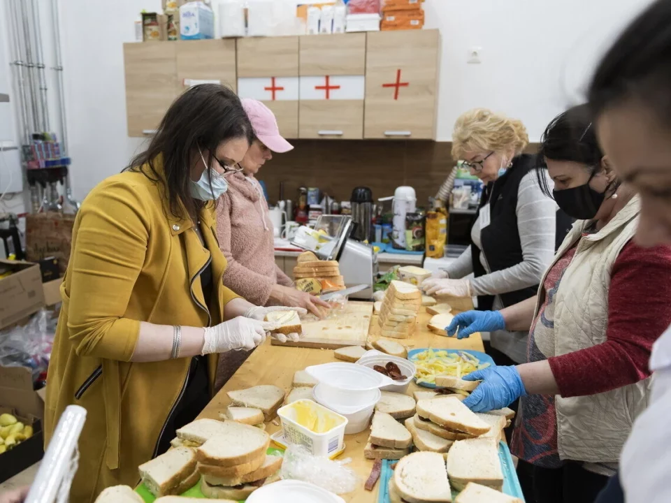 Volunteers help Ukraine refugees in Beregsurány