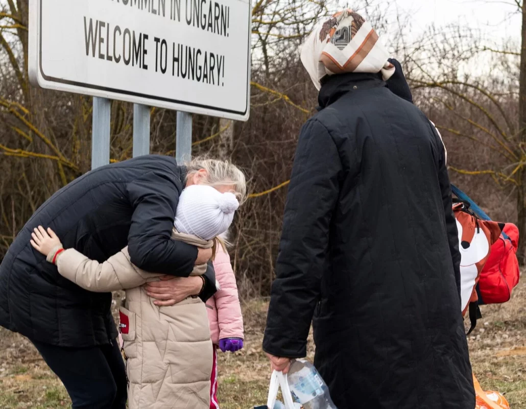 ハンガリーのウクライナで子供を抱き締める女性