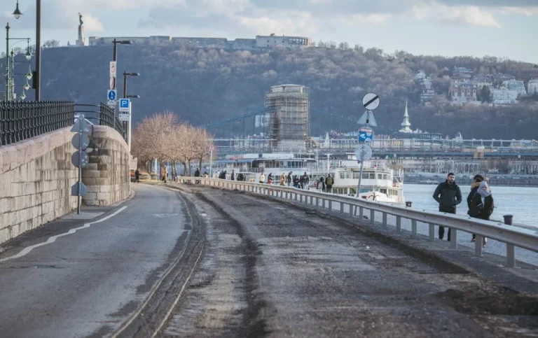 budapest_traffic_danube_embankment