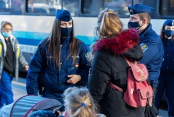 police women refugees