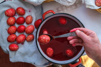 Easter-traditional-painted-egg-Hungarians-Transylvania