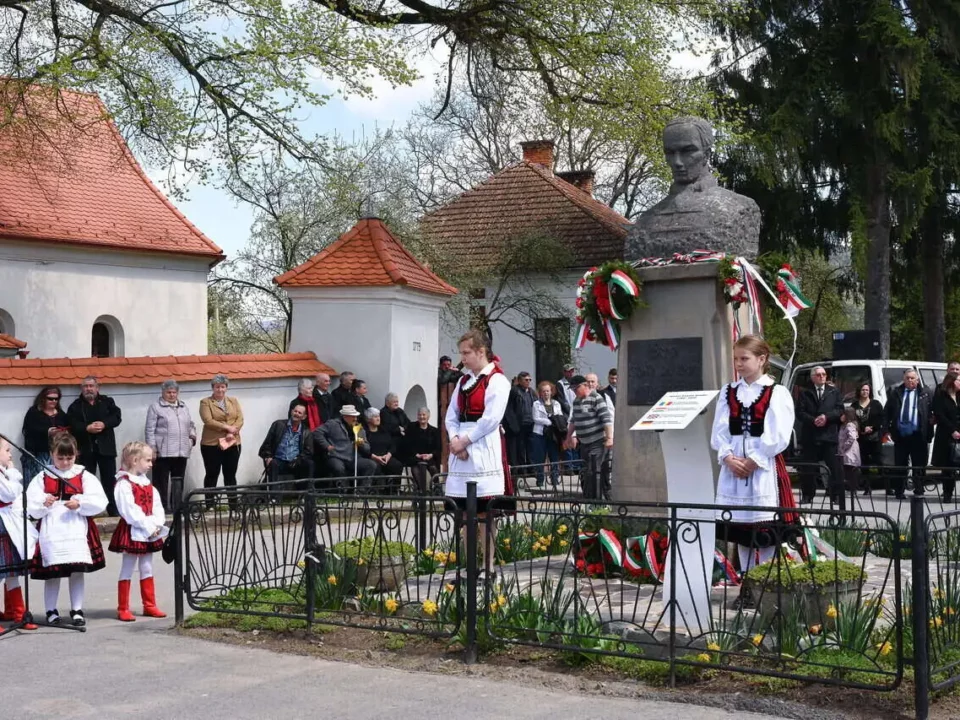 Gedenkfeier für ungarische traditionelle Kleidung