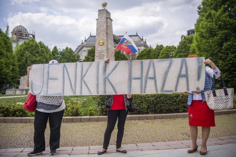 Pro Russian and pro Ukraine protests were held in Budapest