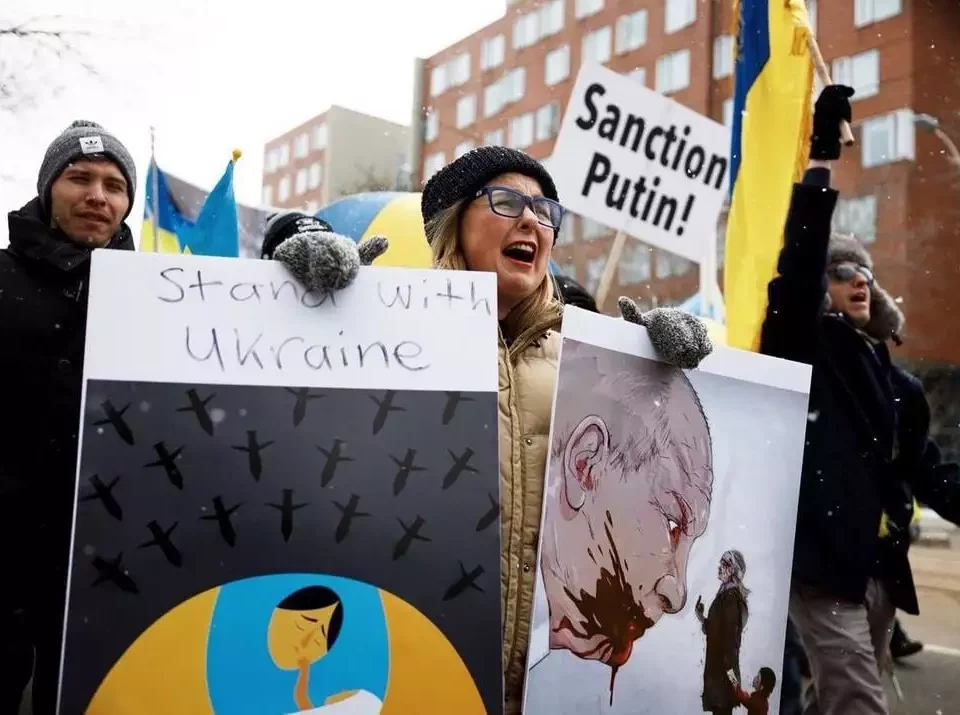 ウクライナのデモ プーチンは空を閉じる