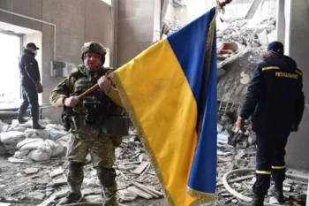 Soldat der Ukraine-Flagge