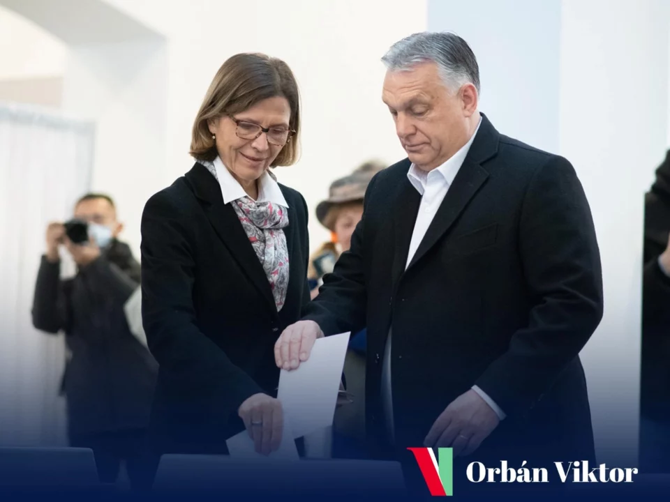 Виктор Орбан голосует