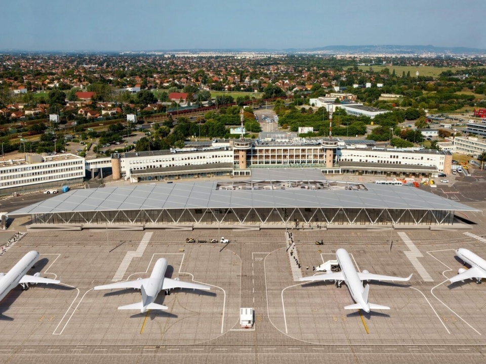 airport budapest planes