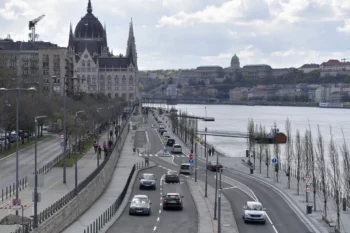 Budimpešta prometni automobil vozi Dunav
