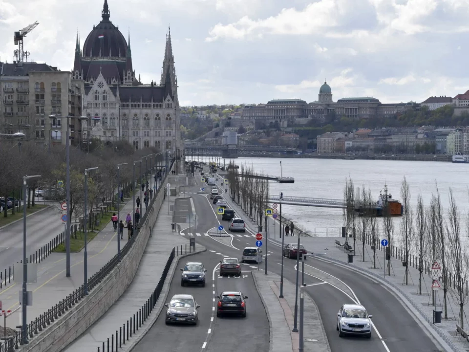 سيارة مرور بودابست تقود نهر الدانوب