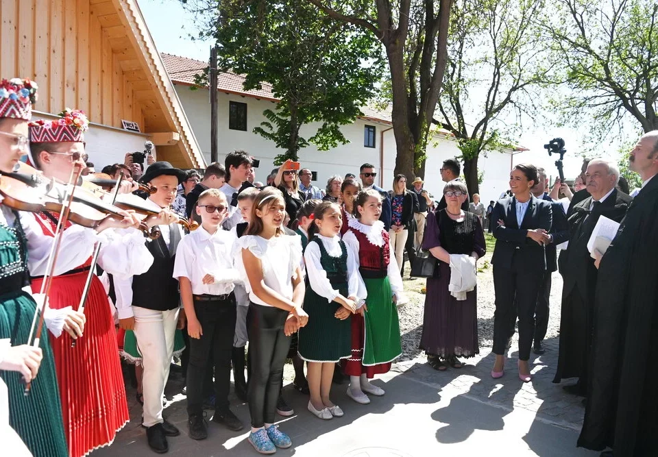 民族衣装を着たハンガリーの子供たち