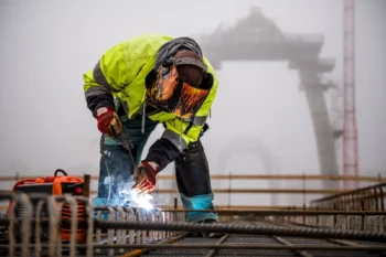 Lavoratore del ponte della costruzione dell'autostrada di sviluppo dell'Ungheria