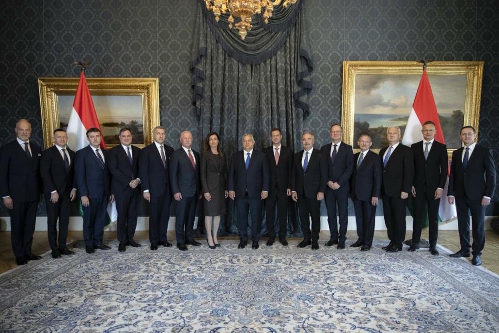 Il quinto governo del primo ministro Viktor Orban è stato formato quando i suoi quattordici ministri hanno prestato giuramento in parlamento