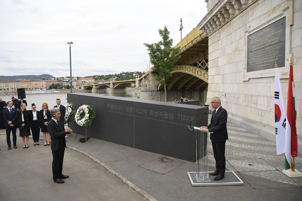 South-Korea-ship-collision-Danube-Budapest-commemoration