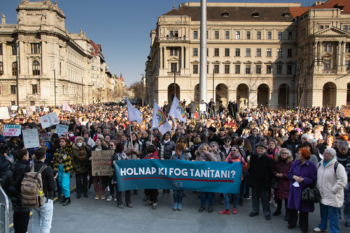 Teachers' protest on Budapest's Kossuth square in front of the parliament