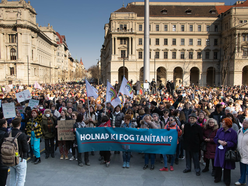احتجاج المعلمين في ساحة كوسوث في بودابست أمام البرلمان