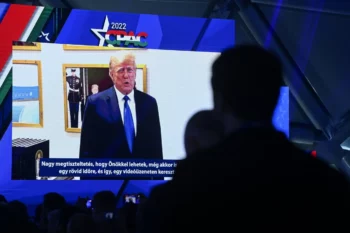 Trump s'adressant à la conférence CPAC à Budapest