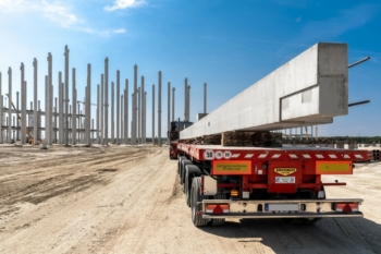 Camion che porta rifornimenti