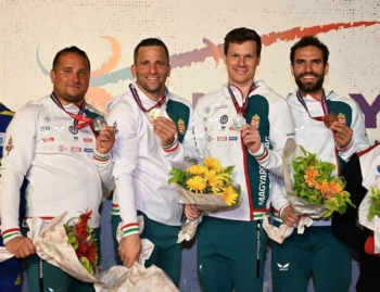 Maďarský tým mužů s mečem získává zlatou medaili