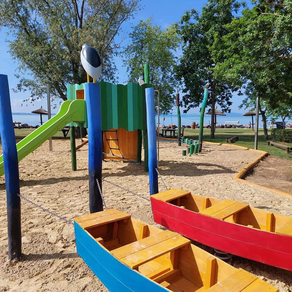 Balatonfüred-campsite-beach-playground