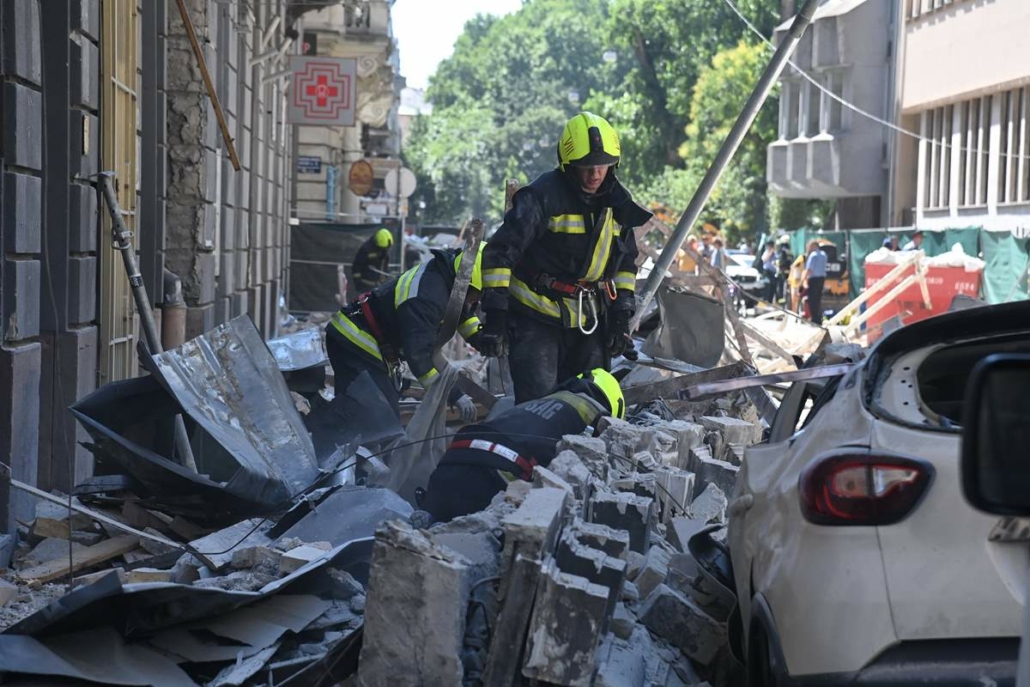 Varias personas heridas al derrumbarse un muro de fachada en el centro de Budapest - fotos