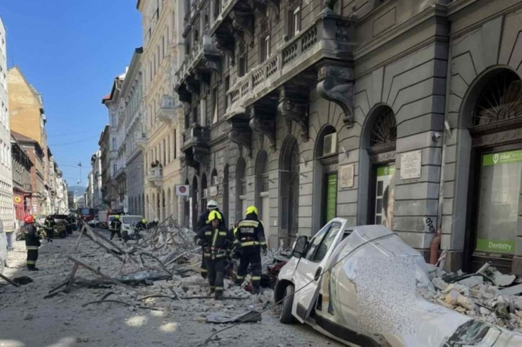 Varias personas heridas al derrumbarse un muro de fachada en el centro de Budapest - fotos