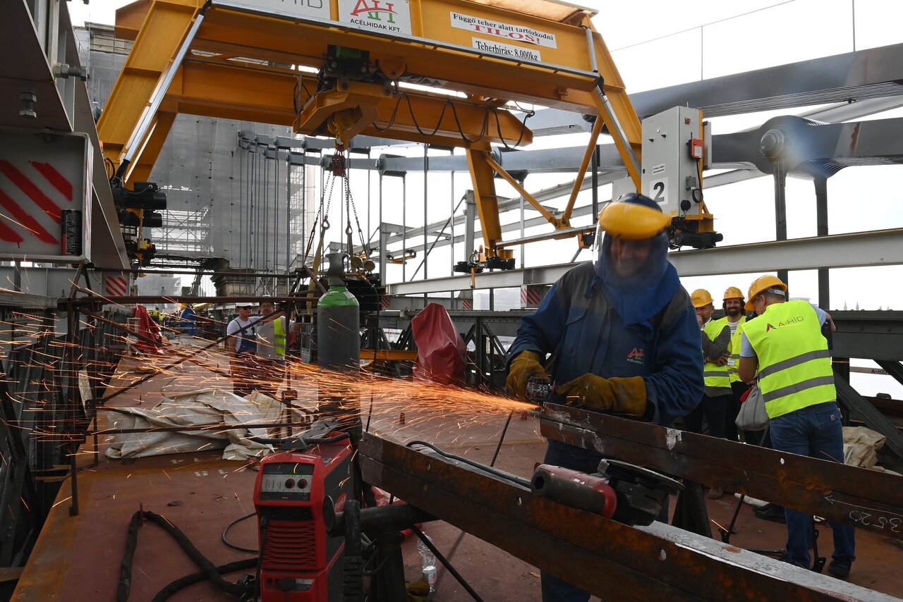 Budapest worker Chain Bridge revamp average salary