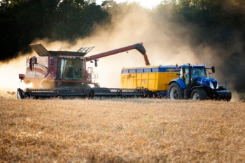 trattore per la raccolta del grano agricolo