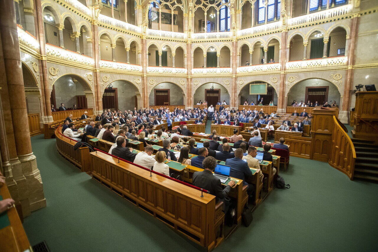 Hungarian parliament opposition forint