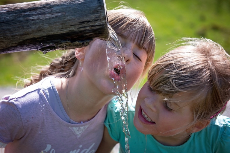 girls water heatwave