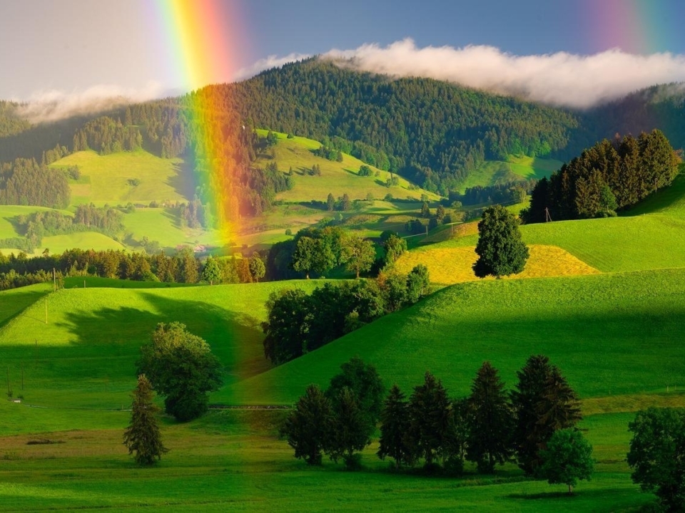arco iris sobre colinas