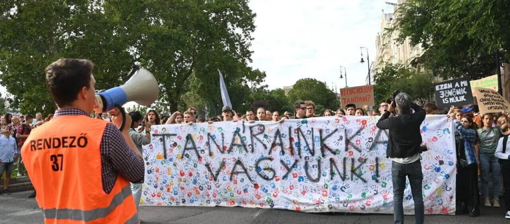 Manifestation des élèves de l'enseignant à Budapest