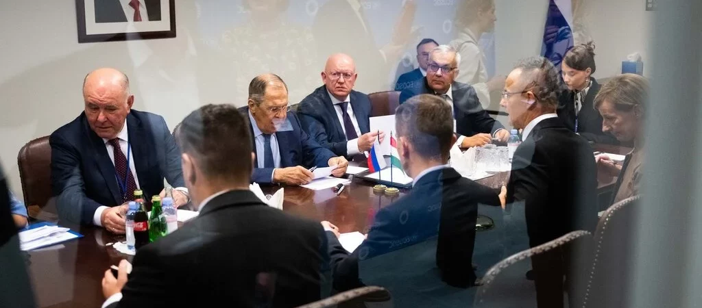 Der ungarische Außenminister verhandelt mit dem russischen Lawrow