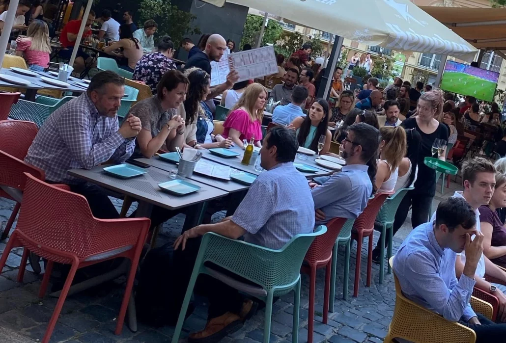 Un movimiento arriesgado en un restaurante húngaro