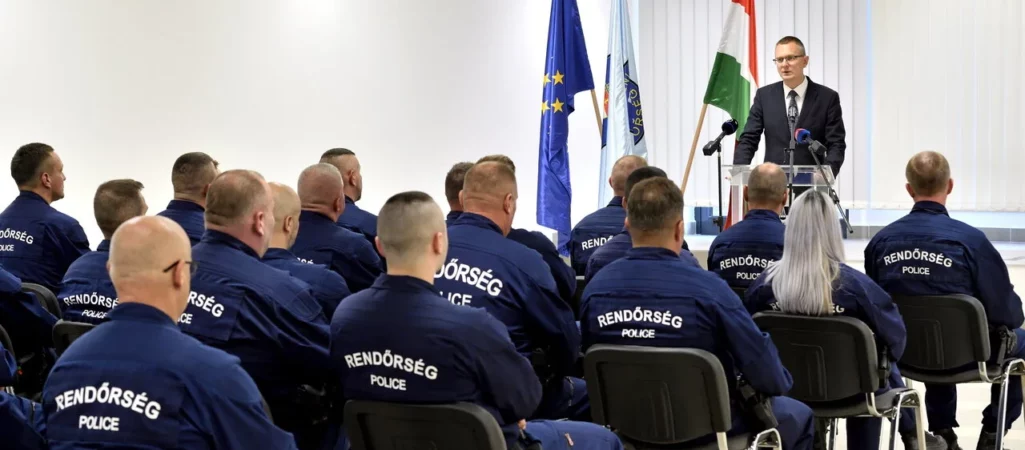 Угорські поліцейські пожежники мерзнуть