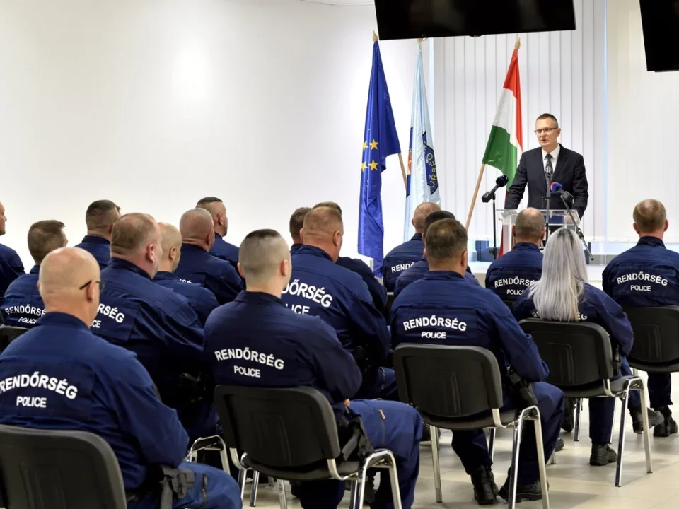 Fermi i vigili del fuoco degli agenti di polizia ungheresi