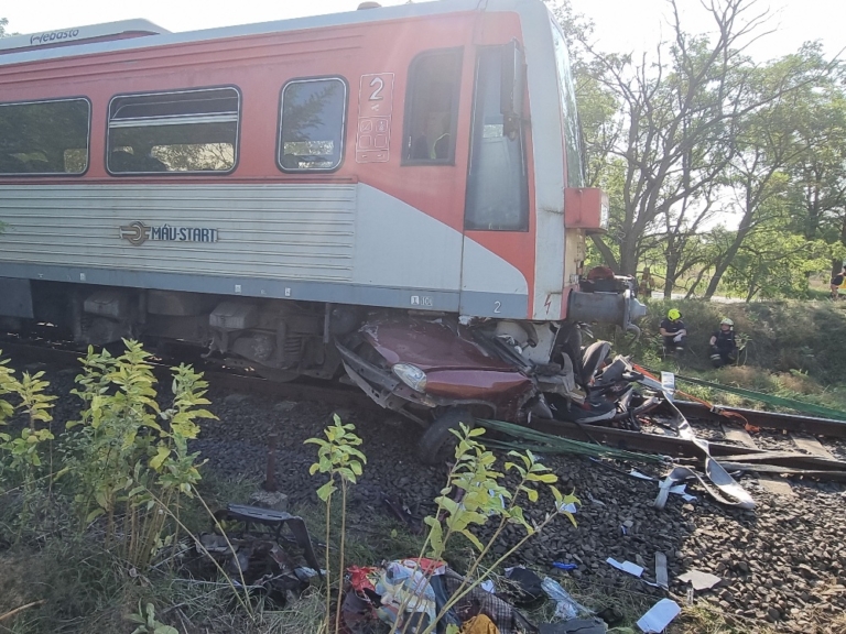 accident train kunfehértó hungary