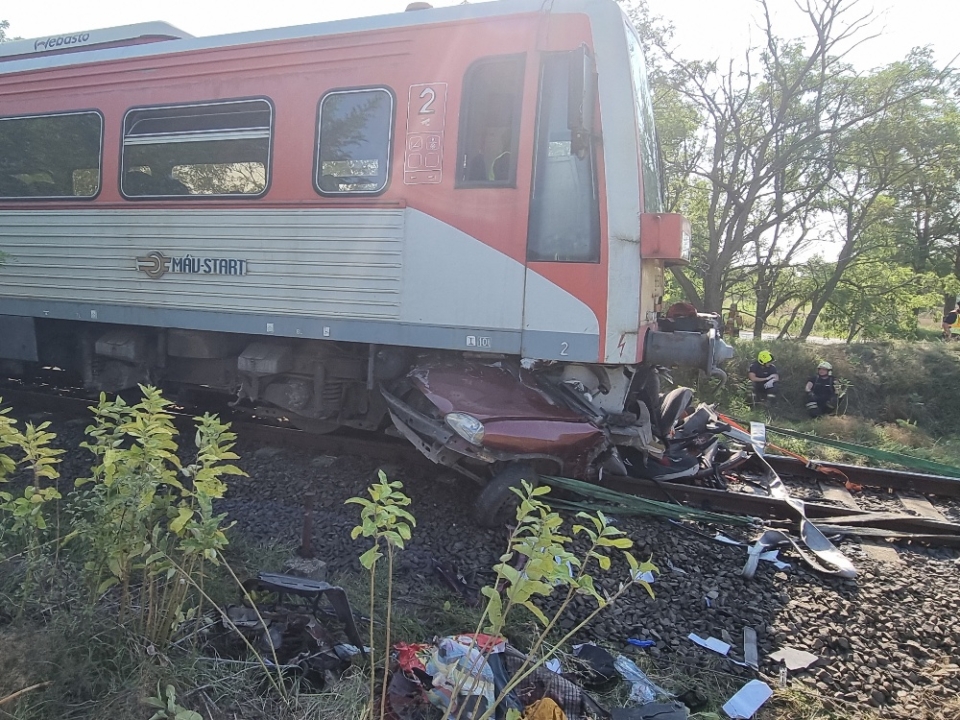 nehodový vlak kunfehértó maďarsko