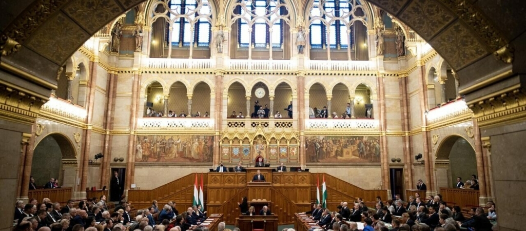 Maďarská vládní krize parlamentu Předseda maďarské sněmovny