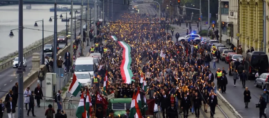 बुडापेस्टो में हंगेरियन विश्वविद्यालय के युवाओं का ग्लोरिया विक्टिस मार्च