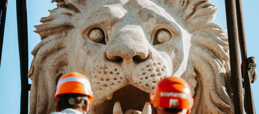 Lions de pierre emblématiques restaurés sur la tête de pont du Pont des Chaînes de Budapest. Photo: BKK