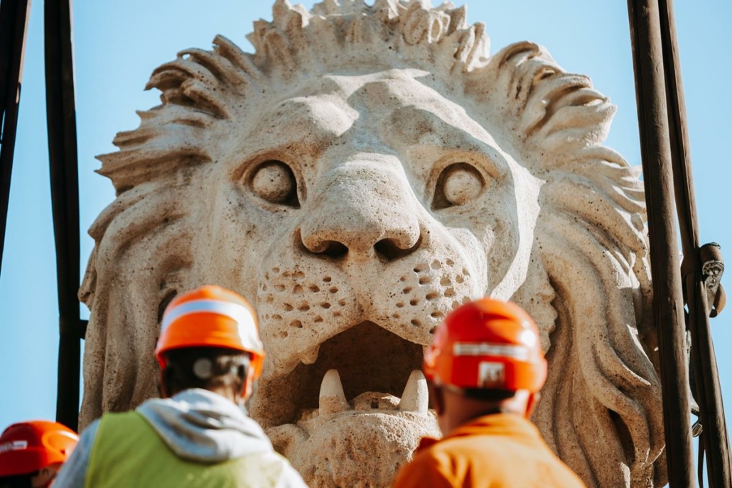 Iconic stone lions restored to Budapest's Chain Bridge bridgehead. Photo: BKK
