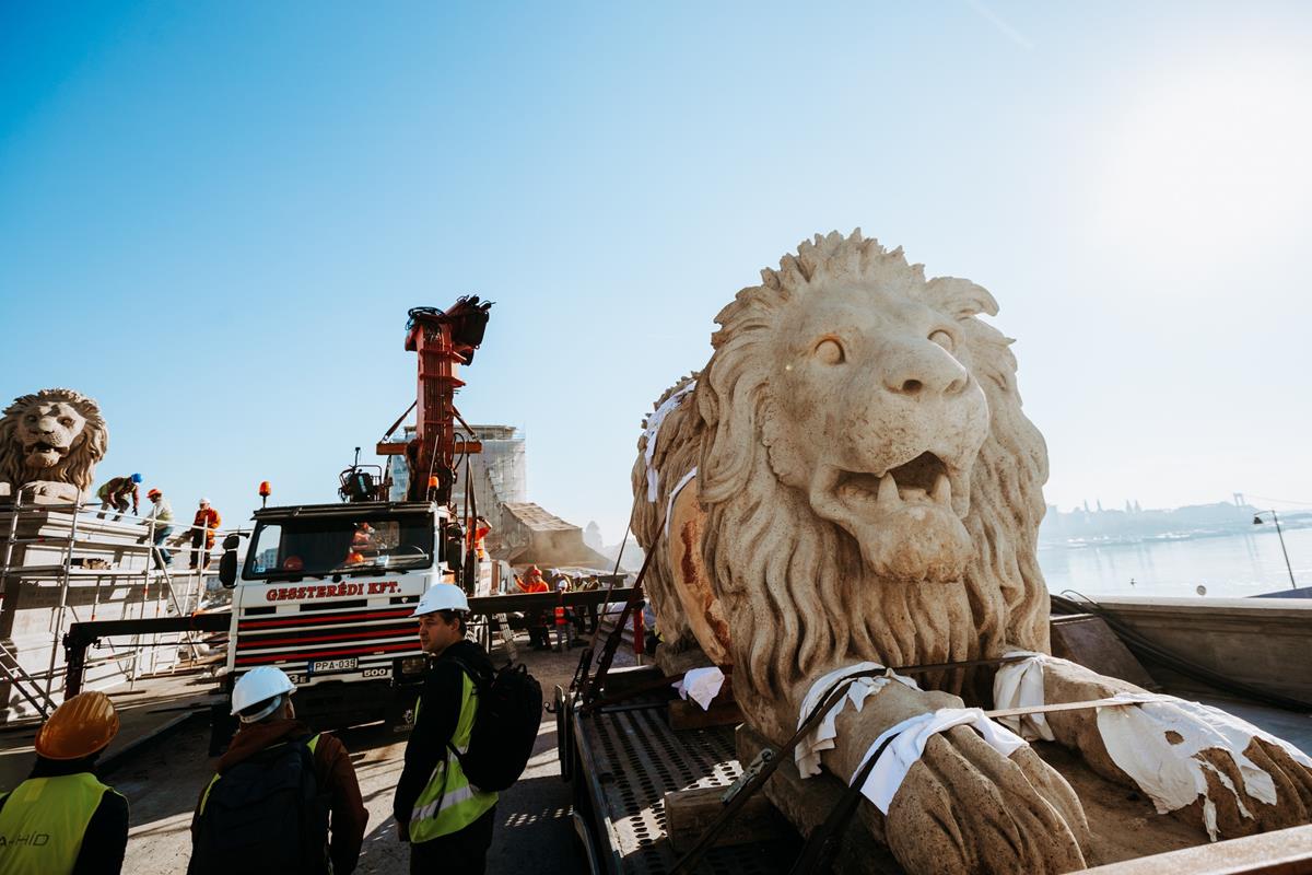 Iconic stone lions restored to Budapest's Chain Bridge bridgehead. Photo: BKK