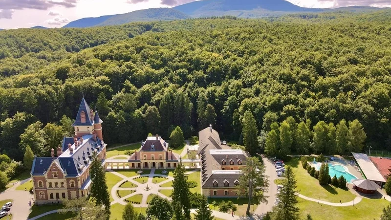 Розкішний замок Hotel Sasvár
