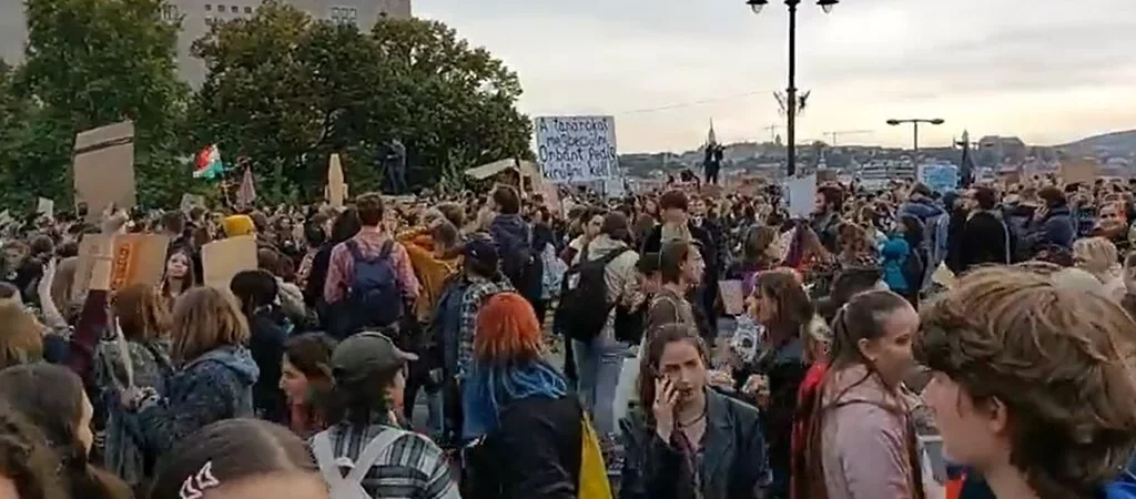 Profesores estudiantes ocuparon puente de Budapest